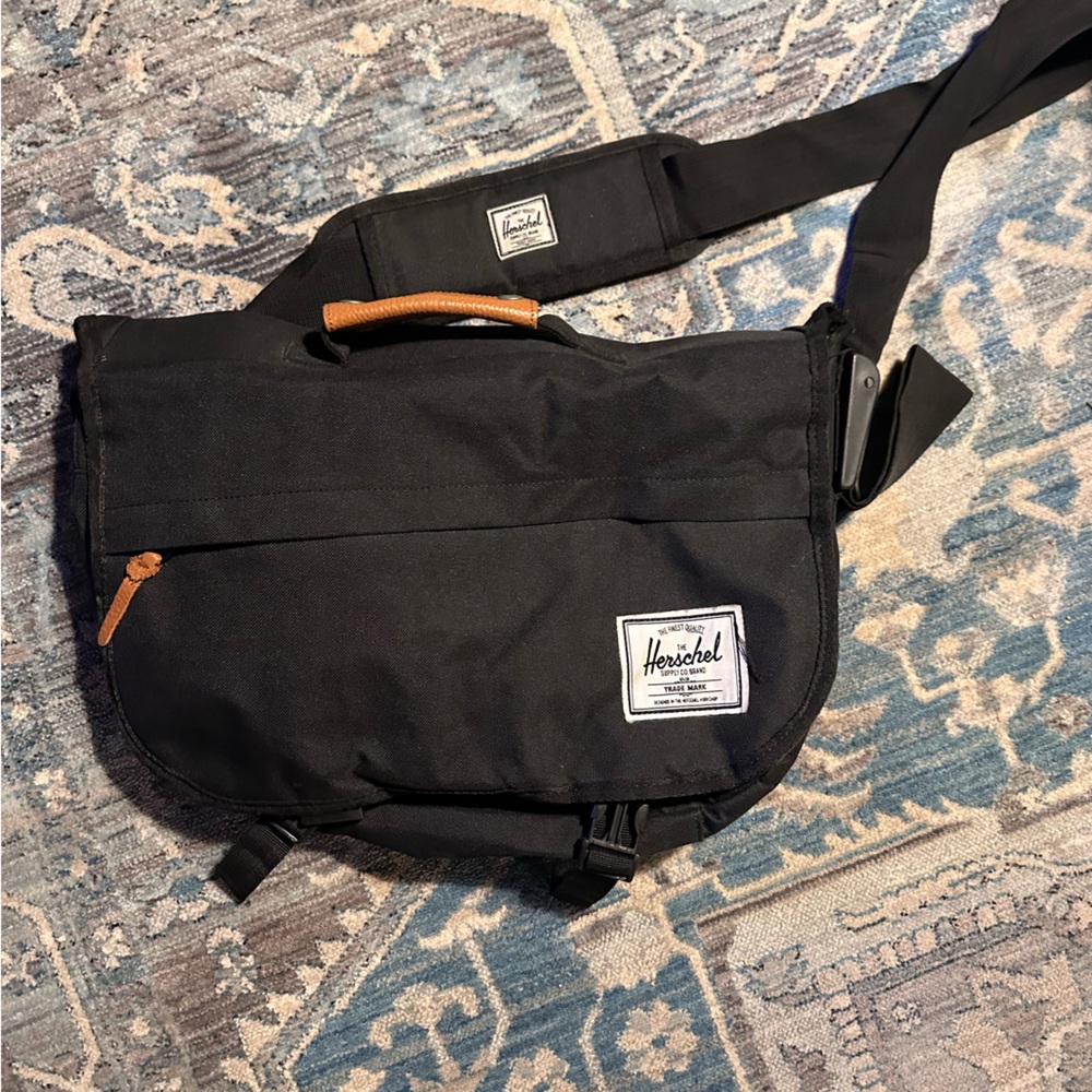Herschel supply messenger bag